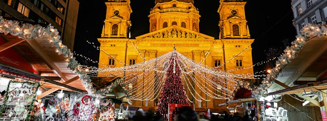 Tour privado pelo Mercado de Natal de Budapeste e cruzeiro noturno pelo Danúbio